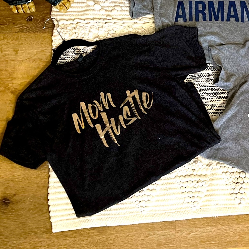 Bella Mom Hustle Tee size M